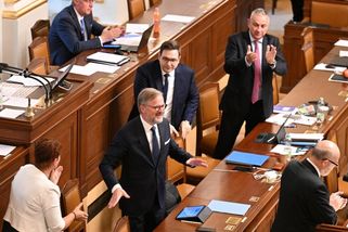 Pokus opozice nevyšel. Vláda Petra Fialy ustála hl...